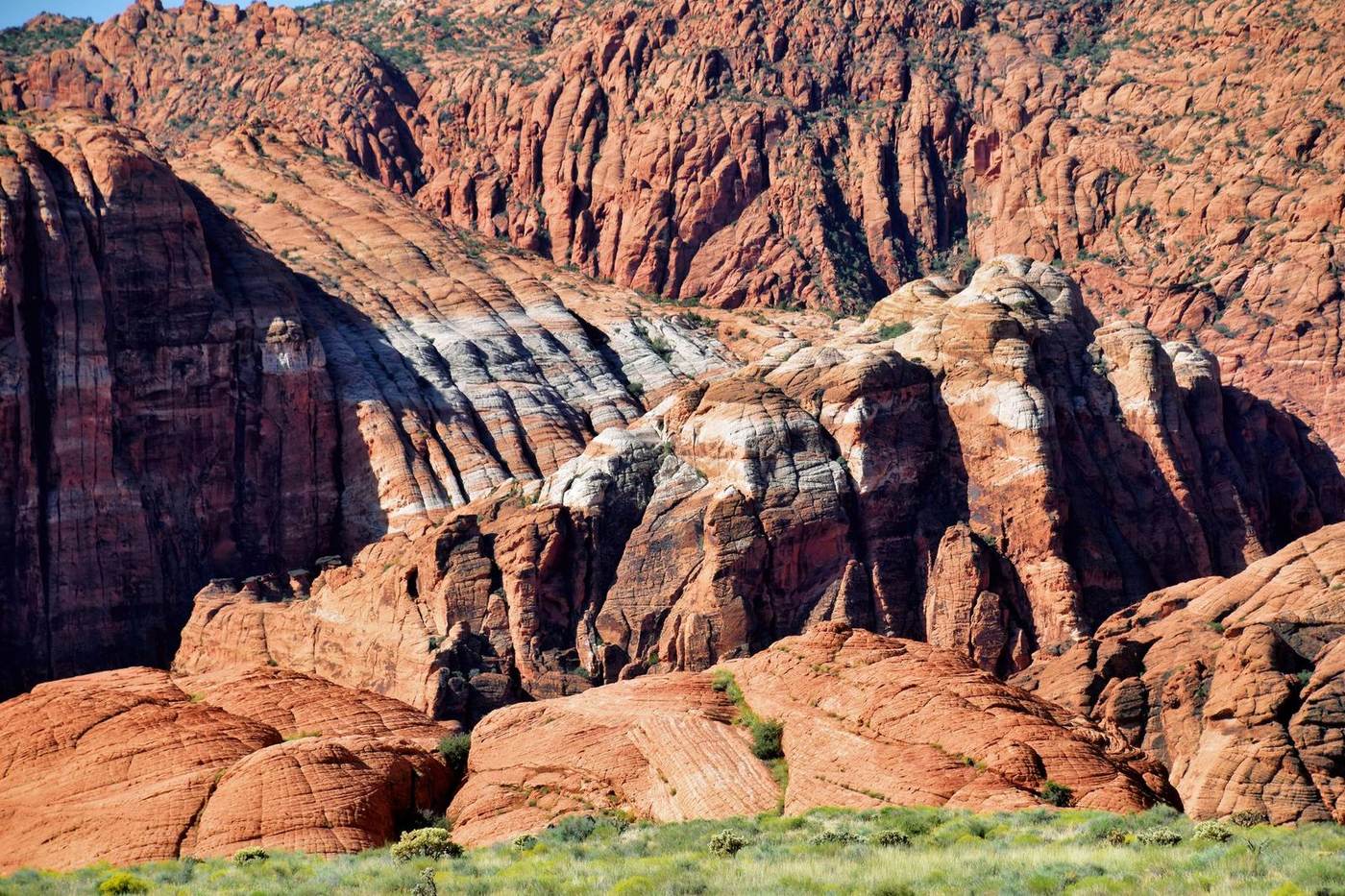 Red and white sandstone formations in Snow Canyon, Utah